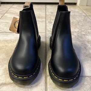 NWT 2976 WOMEN'S SMOOTH LEATHER CHELSEA BOOTS- Size 7